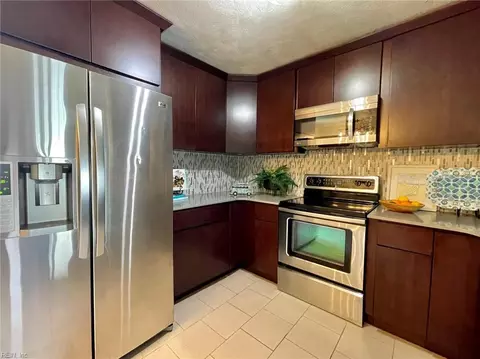 Kitchen - 1425 Ocean View E Ave #7, Norfolk, VA 23503 photo 7 of 7