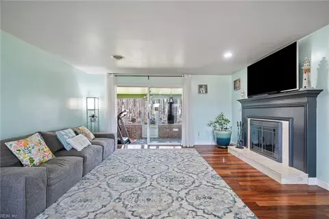 Living - 115 Ashley Rd, Chesapeake, VA 23322 photo 2 of 4