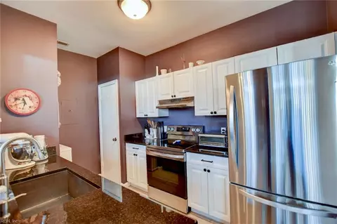 Kitchen - 1408 Shortleaf Ln, Chesapeake, VA 23320 photo 3 of 5