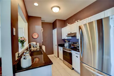 Kitchen - 1408 Shortleaf Ln, Chesapeake, VA 23320 photo 2 of 5