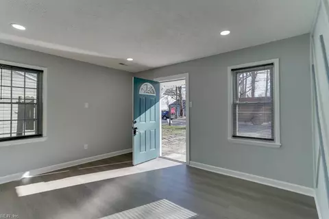 Entry Way - 506 Marion Rd, Hampton, VA 23663 photo 3 of 5