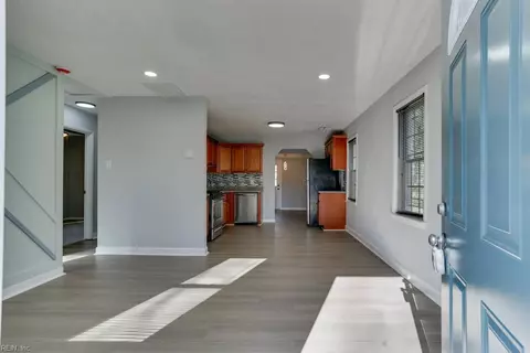 Entry Way - 506 Marion Rd, Hampton, VA 23663 photo 2 of 5