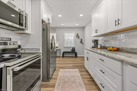 Entry Way - 2116 Silbert Rd, Norfolk, VA 23509 photo 5 of 9