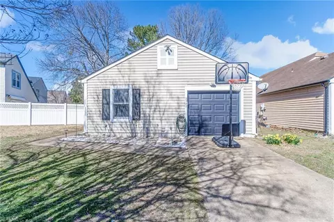 5437 Chatham Hall Dr, Virginia Beach, VA 23464
