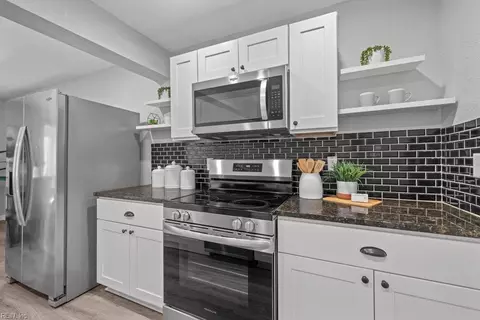 917 Holladay Ln, Virginia Beach, VA 23455