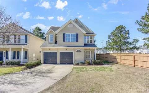 3912 River Breeze Cir, Chesapeake, VA 23321