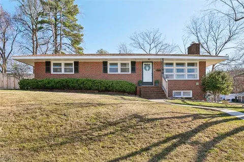 11 Brackin Ln, Newport News, VA 23608