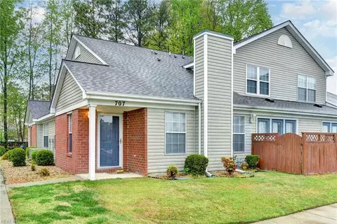 707 Oak Mill Ln, Newport News, VA 23602