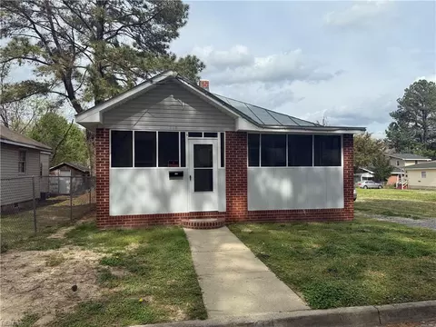 110 S 10th St, Suffolk, VA 23434