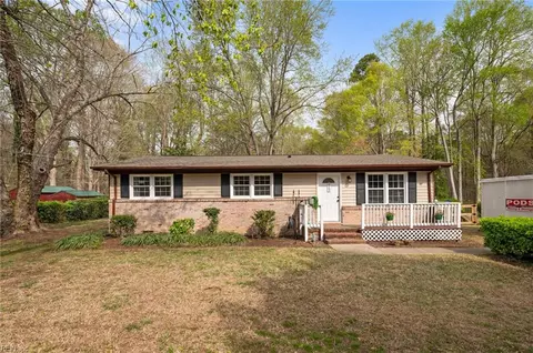 212 Pinehurst Dr, Smithfield, VA 23430