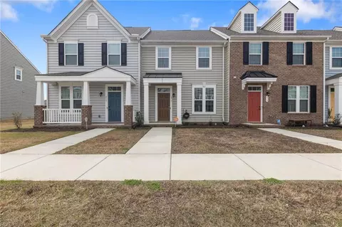 215 Goldenstar Ln, Portsmouth, VA 23701