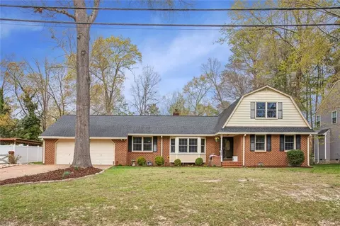 900 York Warwick Dr, Yorktown, VA 23692