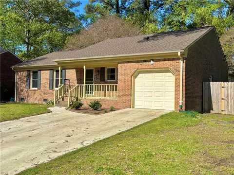 8 Phyllis Ln, Hampton, VA 23666