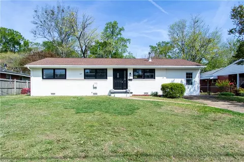 12 Edgemoor Dr, Newport News, VA 23603