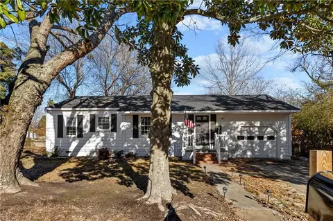 33 Woodbury Forrest Dr, Hampton, VA 23666