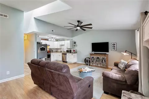 3615 Clover Meadows Dr, Chesapeake, VA 23321