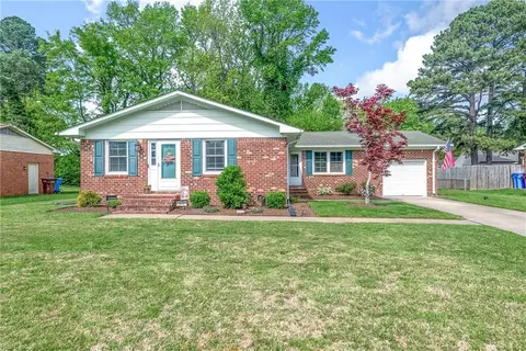 2816 E Point Dr, Chesapeake, VA 23321