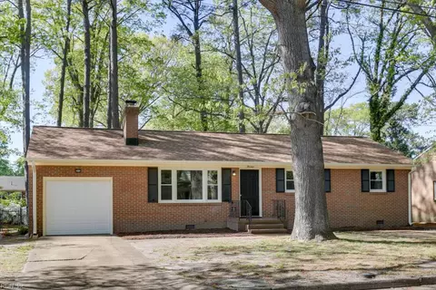 13 Bird Ln, Newport News, VA 23601