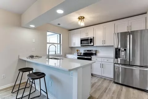 721 Gemstone Ln, Virginia Beach, VA 23462