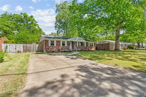 4136 Edinburgh Dr, Virginia Beach, VA 23452