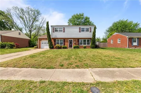 8 Holiday Dr, Hampton, VA 23669