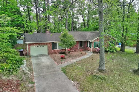 2857 Meadow Wood Dr E, Chesapeake, VA 23321
