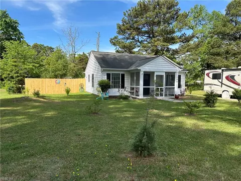 104 First St, Yorktown, VA 23692