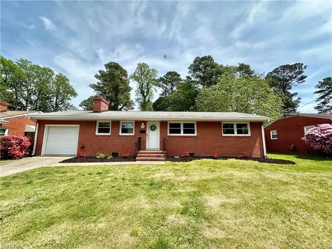 422 Eastwood Dr, Newport News, VA 23602