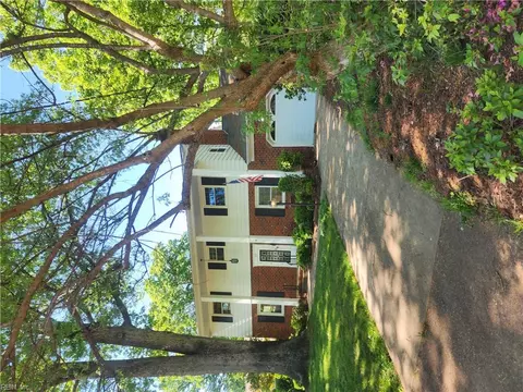 227 Shadywood Dr, Newport News, VA 23602