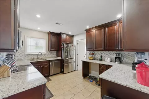 4104 Brookside Ln, Virginia Beach, VA 23452