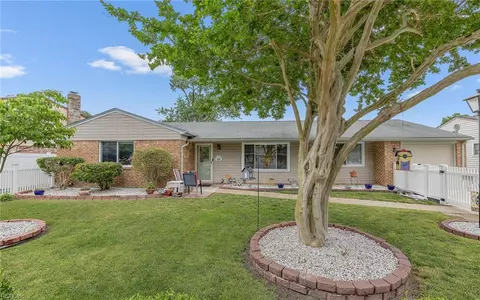 104 Brentwood Ct, Virginia Beach, VA 23452