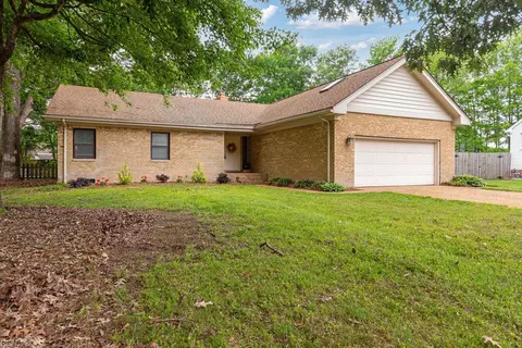 810 Woodrow Ct, Chesapeake, VA 23322