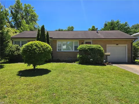 16 Bonaire Dr, Hampton, VA 23669