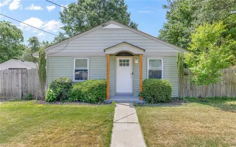 2409 Livesay Rd, Chesapeake, VA 23323