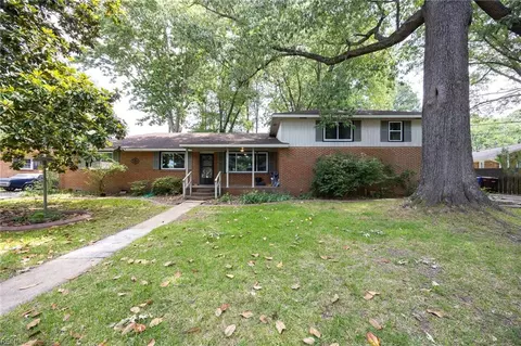 1241 Kingsway Dr, Chesapeake, VA 23320