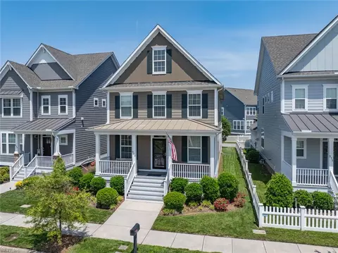 513 Simpson Ln, Chesapeake, VA 23323