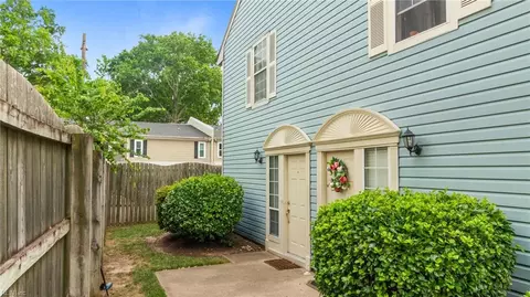 530 N Birdneck Rd #104, Virginia Beach, VA 23451