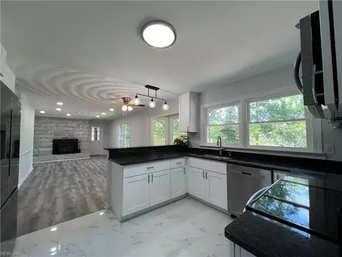 552 Longdale Cres, Chesapeake, VA 23325