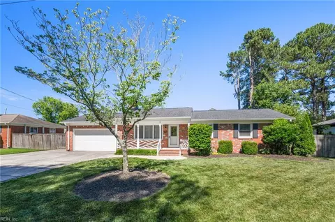 725 Lord Nelson Dr, Virginia Beach, VA 23464