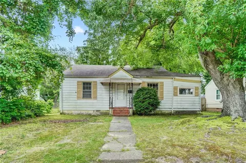 10 Dotson Dr, Hampton, VA 23669