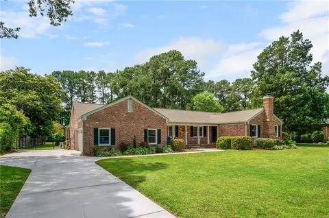 4252 Country Club Cir, Virginia Beach, VA 23455