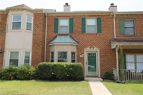 725 Creekside Cres, Chesapeake, VA 23320