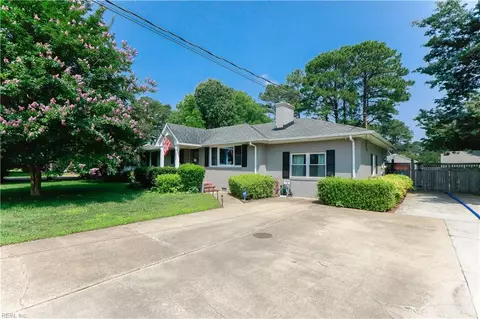 217 Essex Dr, Chesapeake, VA 23320