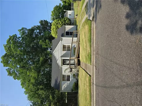 19 Colin Dr N, Portsmouth, VA 23701