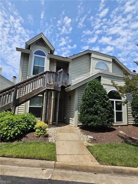 495 E Lake Cir, Chesapeake, VA 23322