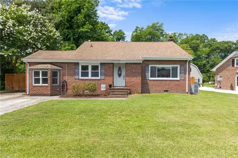 1320 Boxwood Dr, Chesapeake, VA 23323