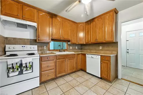 Kitchen - 10 Watts Dr, Hampton, VA 23666 photo 1 of 1