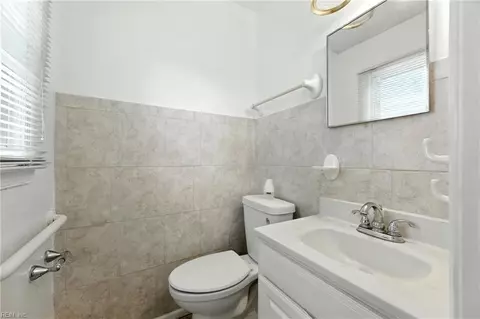 Bath - 10 Watts Dr, Hampton, VA 23666 photo 2 of 2