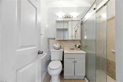 Bath - 10 Watts Dr, Hampton, VA 23666 photo 1 of 2