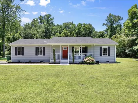 121 Willow Ln, Suffolk, VA 23434